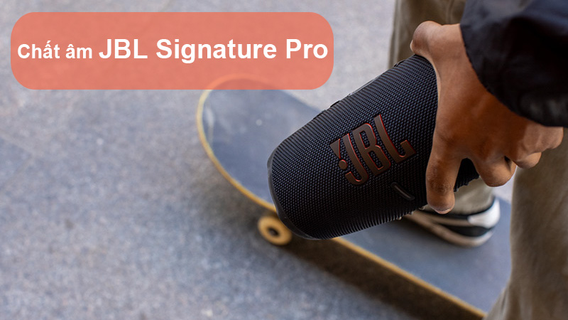 Loa JBL Charge 5 cam tay