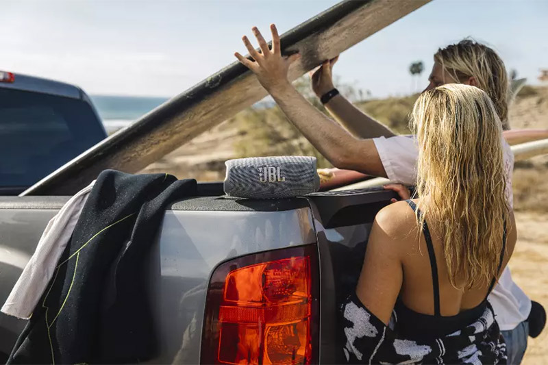 loa JBL charge 5 nghe nhạc ngoài trời