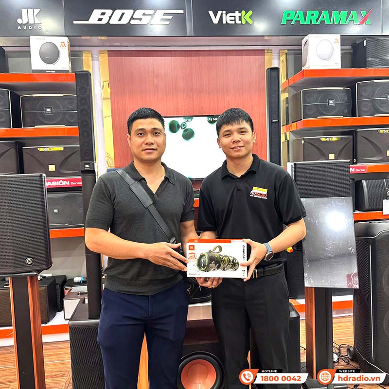khach hang mua loa jbl charge 6 chính hãng tai hdradio anh 2