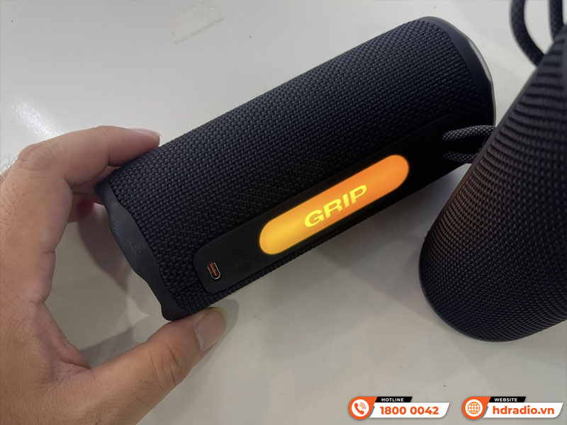JBL trình làng loa bluetooth di động mới nhất mang tên Grip