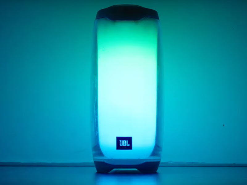 loa JBL PULSE 4 trong đêm tối