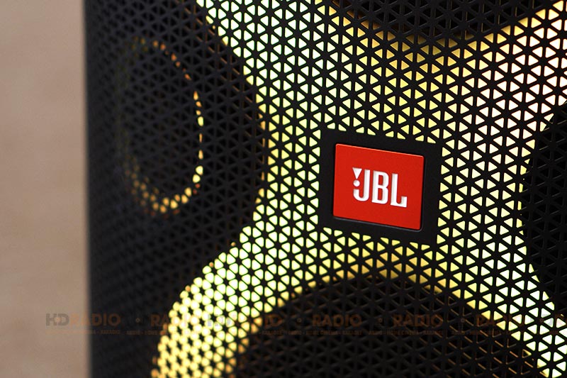 anh thuc te e cang va logo tren loa jbl partybox 110