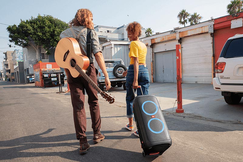 Loa JBL PartyBox 310 ứng dụng trong những buổi du lịch