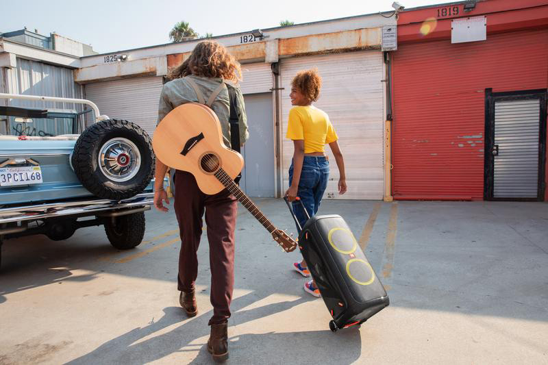 loa JBL PartyBox 310 di chuyển dễ dàng