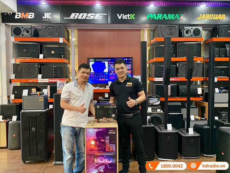 Khách hàng mua loa JBL Partybox 310 tại HDRadio