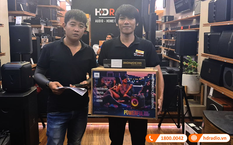 khách hàng mua loa PartyBox Encore Essential tại cửa hàng HDRadio