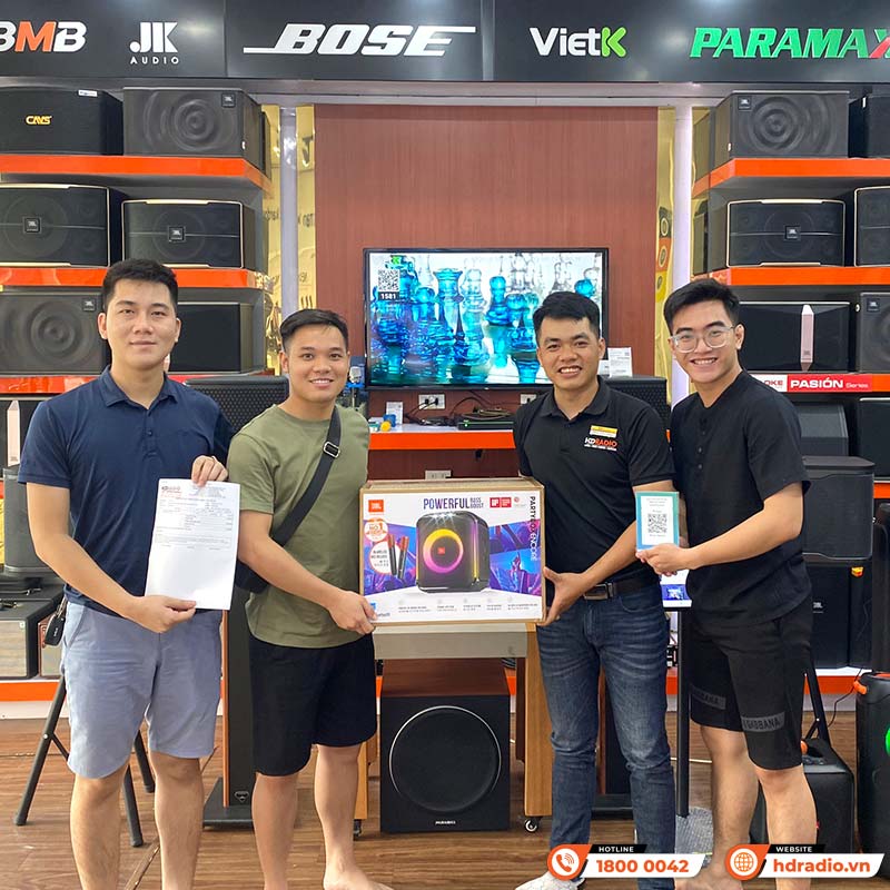 Khách hàng mua loa JBL PartyBox Encore tại HDRadio