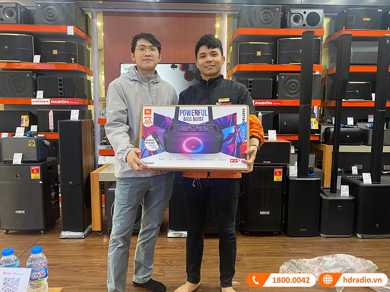 khách hàng mua loa PartyBox On The Go tại HDRadio