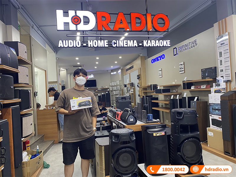 khách hàng mua loa sony SRS-XB33 tại cửa hàng HDRadio