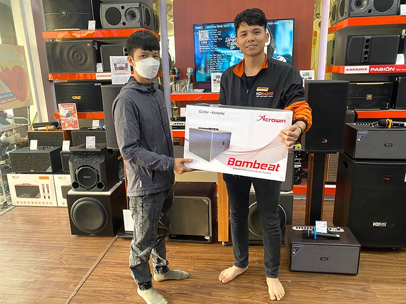 Khách hàng mua loa Acrowin SA500 tại HDRadio