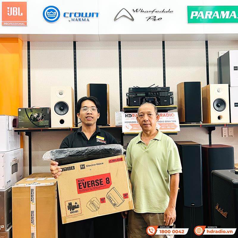 Khách hàng mua sắm loa Electrovoice Everse 8 tại HDRadio