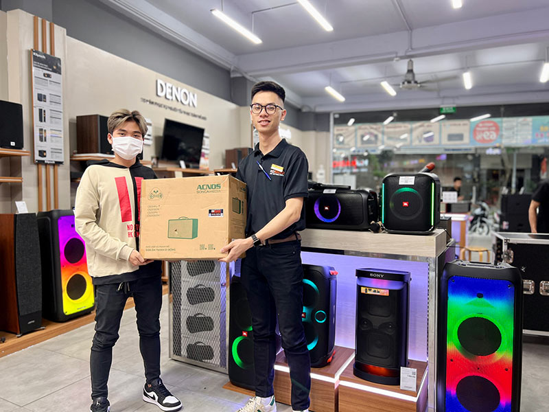 Khách hàng mua loa Acnos CS251PU tại HDRadio