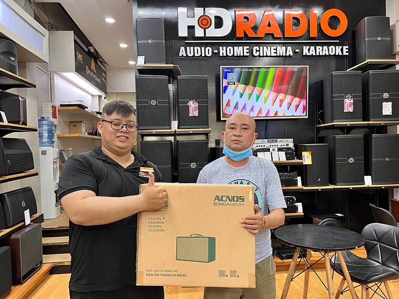 Khách hàng mua loa Acnos CS251PU tại HDRadio
