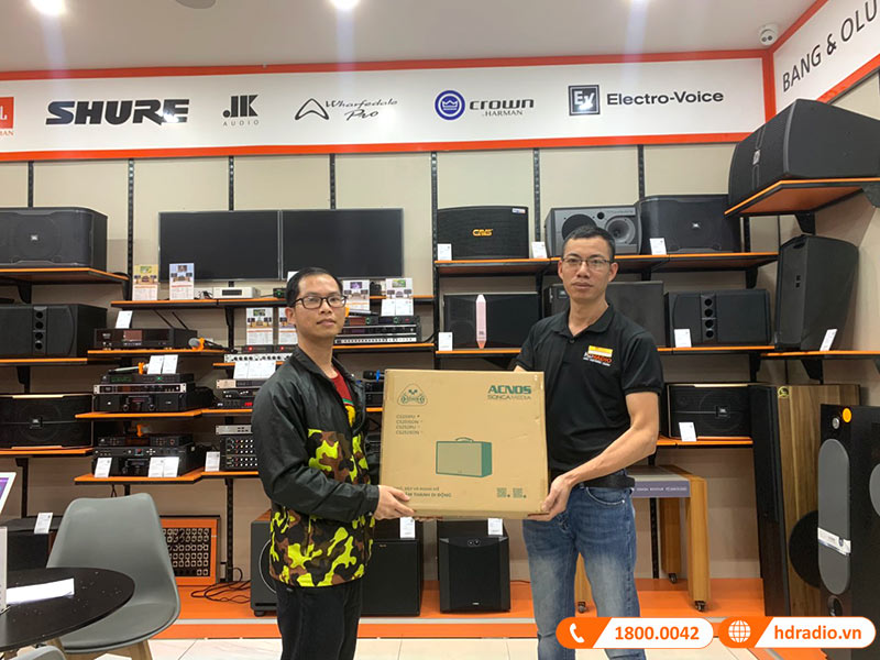 Khách hàng mua loa Acnos CS251PU tại HDRadio