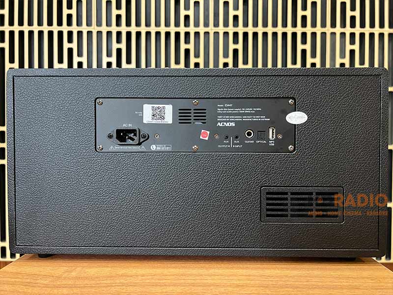 loa Acnos CS447 có cổng kết nối với đàn guitar