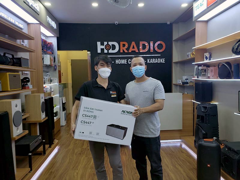 khách hàng mua loa Acnos CS447 tại cửa hàng HDRadio