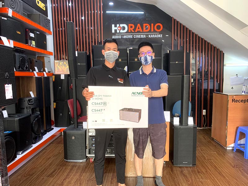 khách hàng mua loa Acnos CS447 tại cửa hàng HDRadio