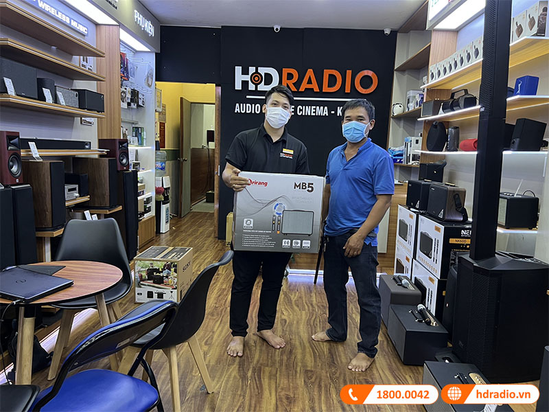 Khách hàng mua loa Arirang MB5 tại HDRadio