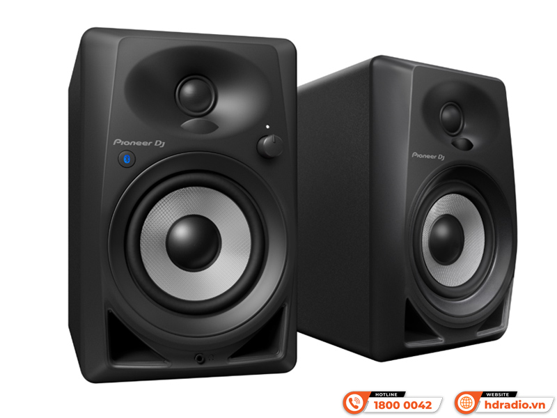 mặt trước của loa còn có cổng headphone mini-jack tiện lợi cùng núm volume