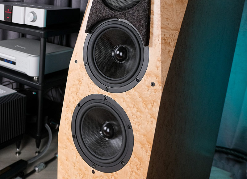 2 loa woofer, đường kính 19.05 cm cùng màng loa làm từ vật liệu Nomex/Kevlar của Precision Monitor 2 Loa Đứng Avalon Precision Monitor 2