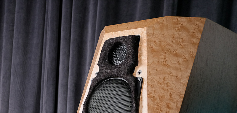 Loa tweeter lõm có đường kính 2.54 cm, với màng loa được làm bằng hỗn hợp thủy tinh và sợi carbon của Avalon Precision Monitor 2 Loa Đứng Avalon Precision Monitor 2