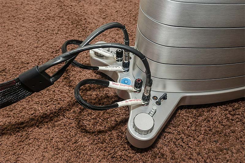 Hệ thống driver của loa Gauder Akustik Darc 100 còn được quản lí bởi mạch phân tần ultra steep (>60 dB/ Octave) giúp tại tạo âm thanh chính xác và cực kì chi tiết. Loa Gauder Akustik Darc 100