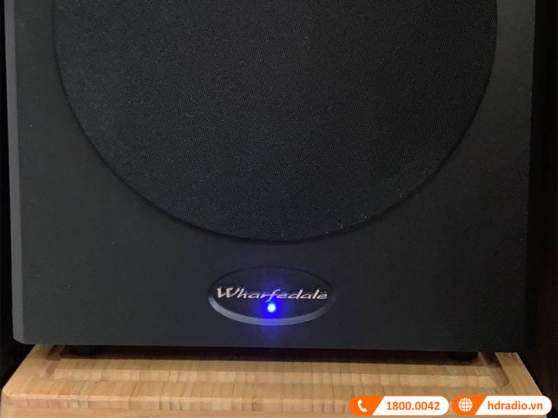 ê căng và logo thương hiệu 