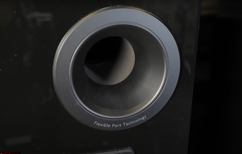 loa kef r7 trang bi hai lo thong hoi cua thuong hieu Flexible Port Technology