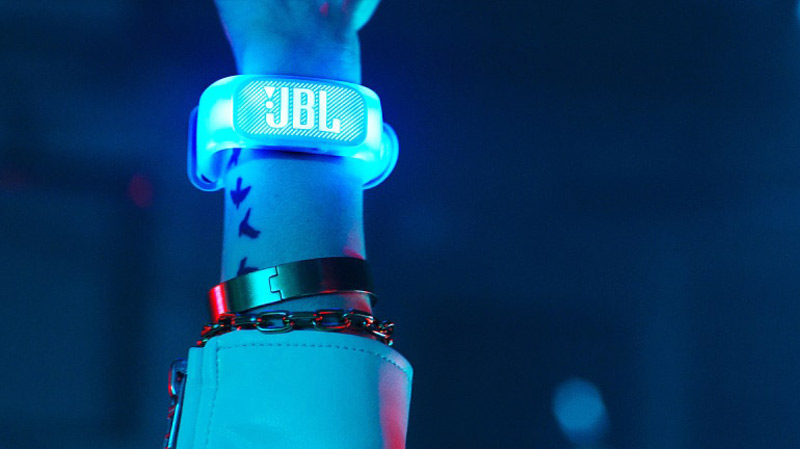 loa JBL PartyBox 1000 với vòng đeo tay phát sáng - Air Gesture