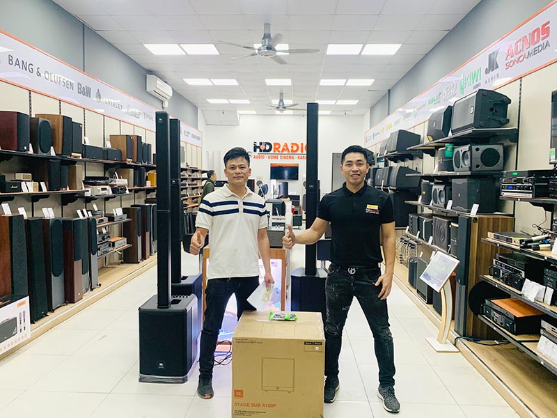 Khách hàng mua loa JBL Stage sub 120P tại HDRadio