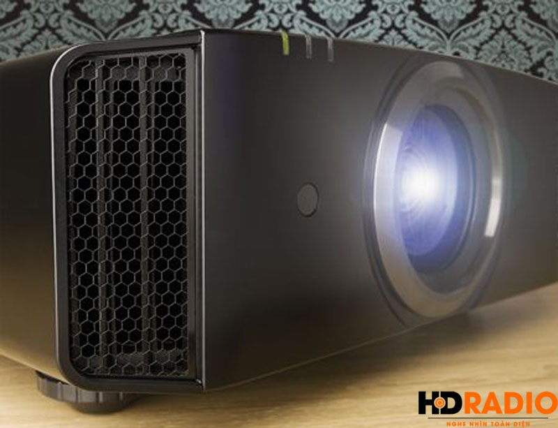 Máy chiếu 4K JVC DLA-X500R Góc chéo máy chiếu 4K JVC DLA-X500R