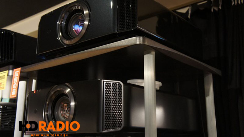 Máy chiếu 4K JVC DLA-X500R Máy chiếu 4K JVC DLQ-X500R chụp cận cảnh phía trước