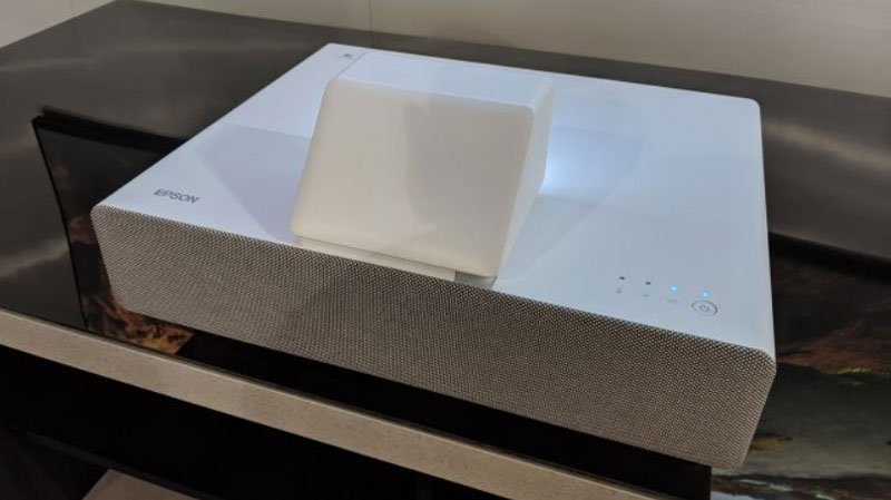 Ảnh thực tế máy chiếu 4k Epson LS500 Laser