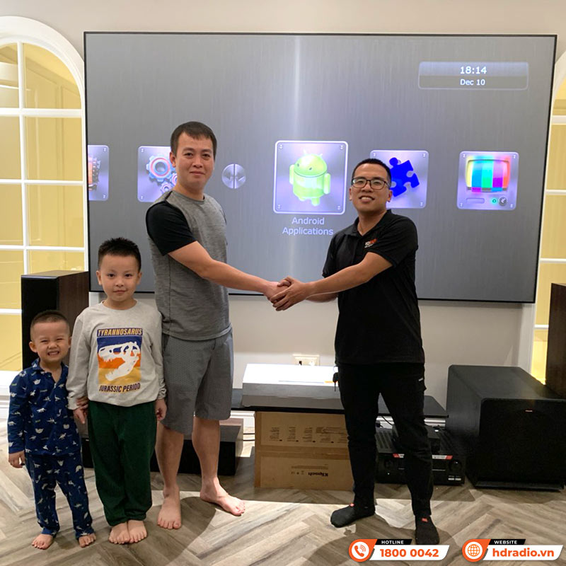 khách hàng mua máy chiếu Optoma CinemaX P2 chính hãng và phòng chiếu phim tại hdradio