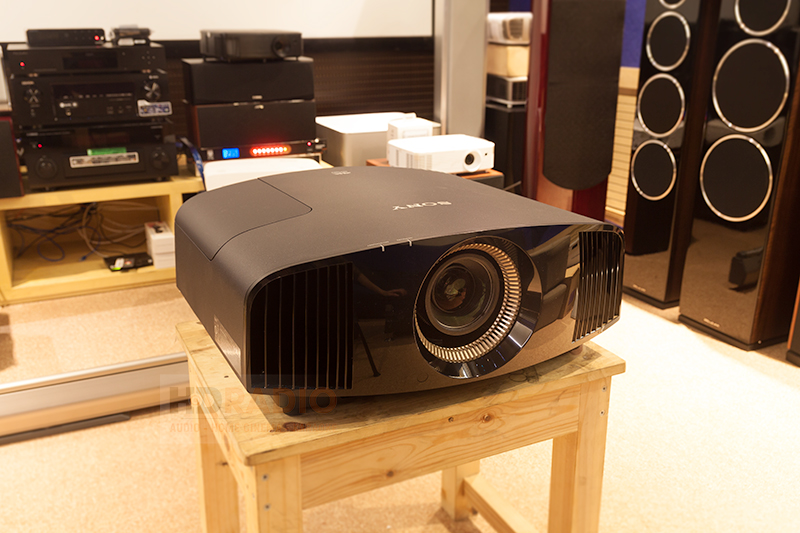 Máy chiếu 4K Sony VPL-VW550ES Máy chiếu 4K Sony VPL-VW550ES