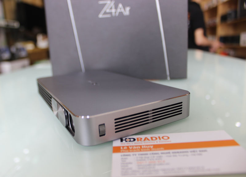 Bên cạnh phải Máy Chiếu Mini XGMI Z4 Air với nút điều chỉnh Focus và hệ thống tản nhiệt