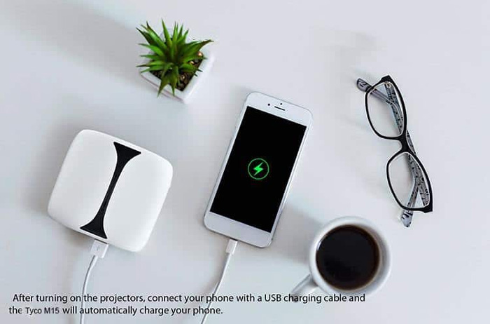 Sạc pin từ máy chiếu mini Tyco M15