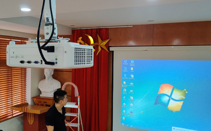 lap dat thuc te may chieu viewsonic px703hd