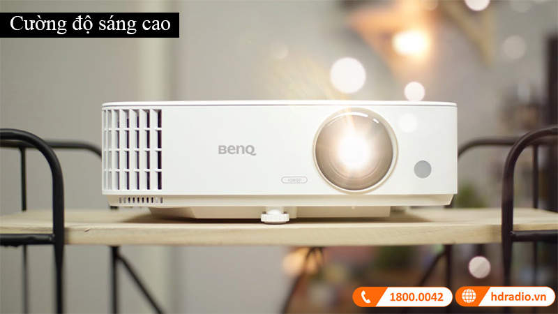 May chieu BenQ TH685