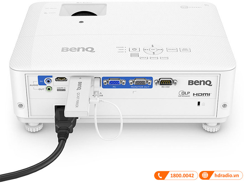 May chieu BenQ TH685