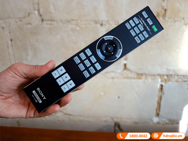 Máy chiếu 4K Sony VPL-XW7000ES đi kèm điều khiển từ xa