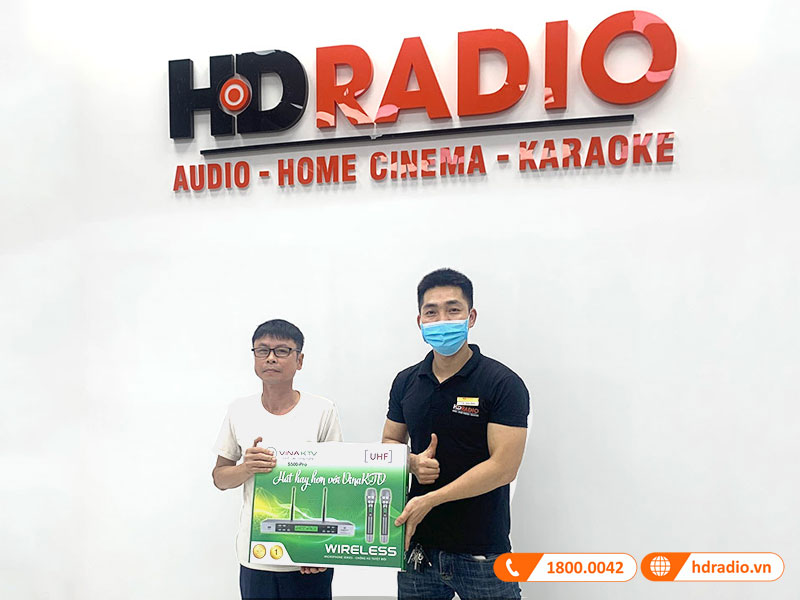 khách hàng mua micro không dây VinaKTV S500 PRO