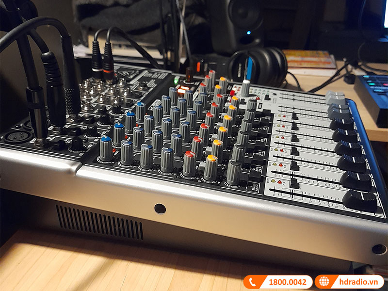 bàn mixer Behringer X1204USB