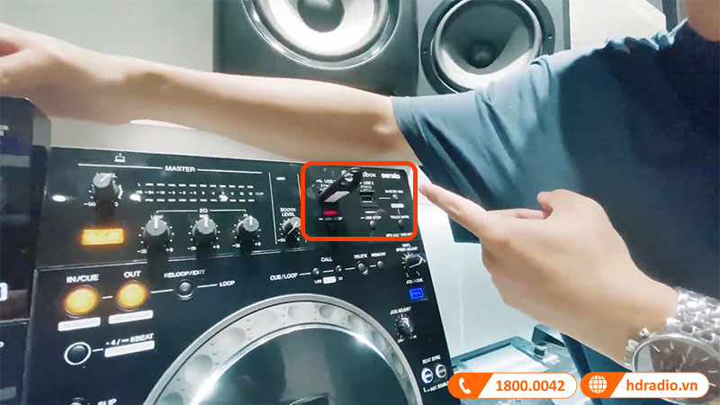 đầu USB ở mặt trước bàn DJ