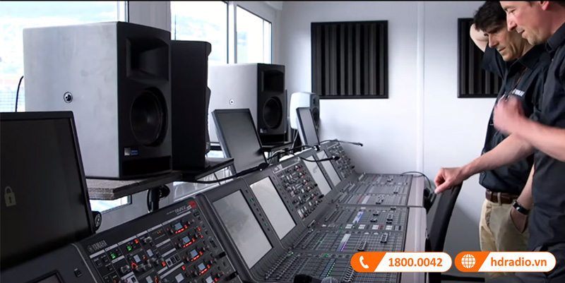 Mixer Yamaha Rivage PM10 trong buổi diễn tập