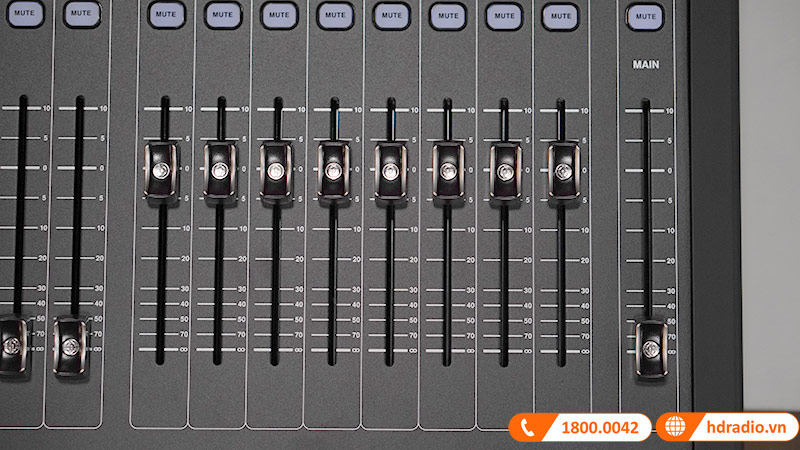 ảnh thực tế bàn mixer Midas M32R Live Bundle