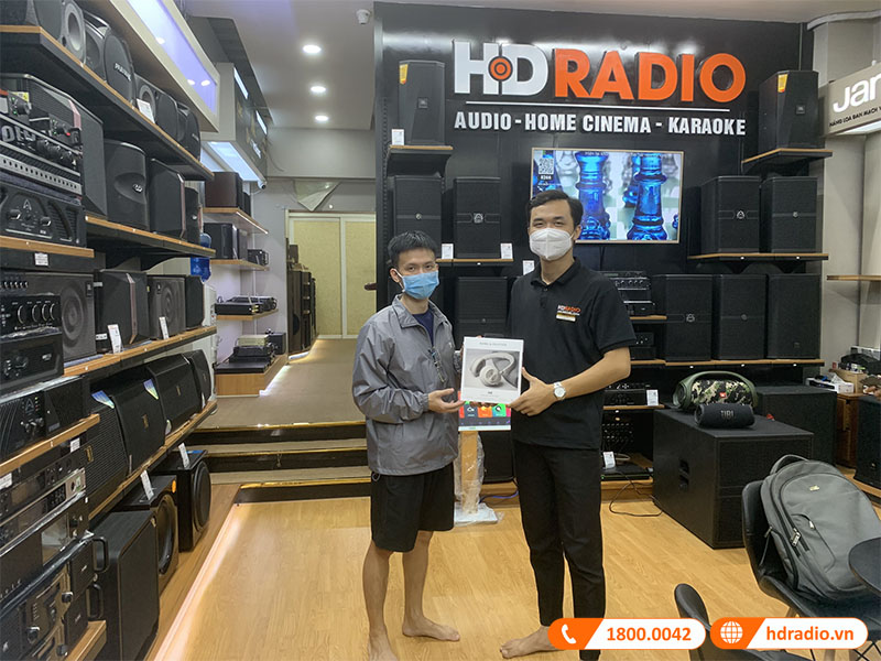 khách hàng mua tai nghe BeoPlay HX tại HDRadio