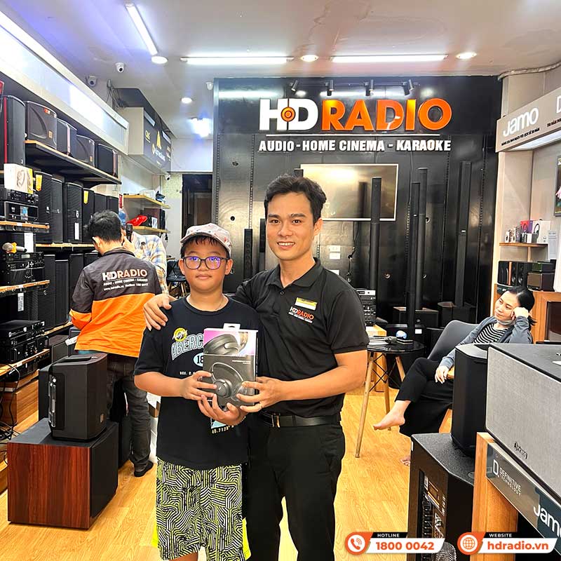 khách hàng mua Tai nghe Bose QuietComfort Ultra chính hãng tại hdradio