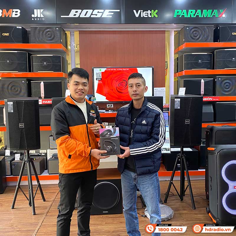 khách hàng mua tai nghe Bose QuietComfort Ultra tại hdradio