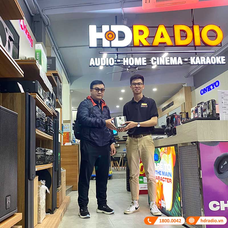 Khách hàng mua tai nghe Bose Sport Earbuds tại HDRadio